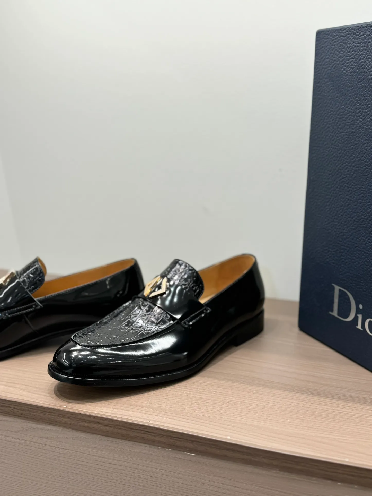 [Dior Dior] Top P: 960💰 Standard code 39-44 (38.45.46 custom-made, non-refundable and non-exchangeable) Dior Dior's latest high-end men's boutique casual leather shoes, the upper is carefully made of black cowhide/open-edge beaded leather/high-mercerized frosted cowhide, the classic silhouette shows elegance, and the upper strap is matched with a metal-coated CD Icon decorative buckle to enhance the style. Comfortable and lightweight, the Italian leather sole features anti-slip rubber inserts. The Blake structured leather sole with anti-slip details showcases Dio*'s exceptional craftsmanship. Elegant and refined, it can be matched with all kinds of suits.